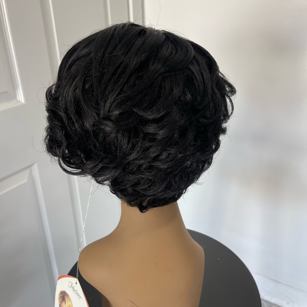 Wig - Picture 3 of 5